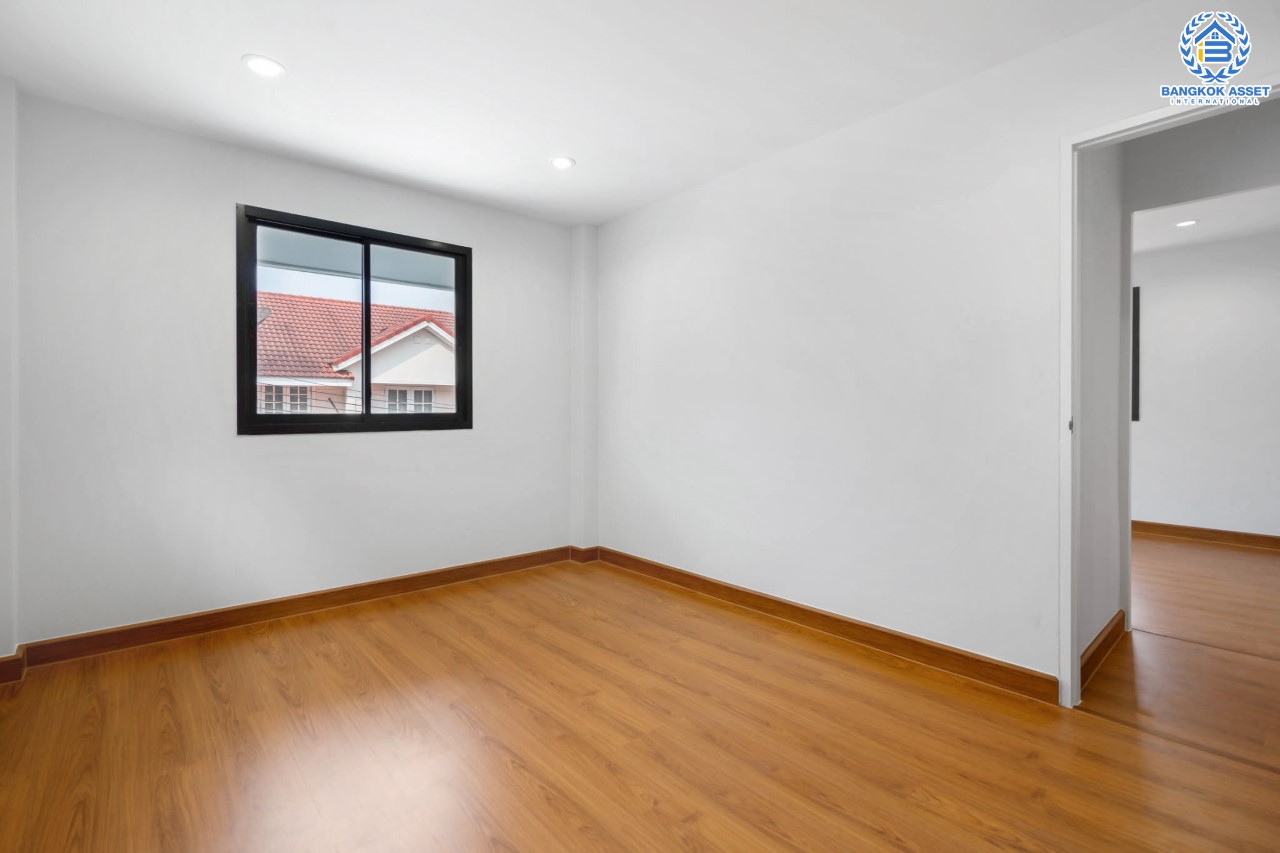 บ้านมือสองตกแต่งใหม่ ม.ลานทอง ติวานนท์-ปากเกร็ด เนื้อที่ 54 ตร.ว. ฟังก์ชั่น 4 ห้องนอน 2 ห้องน้ำ 2 ที่จอดรถ สะดวกทุกการเดินทาง บนทำเลติด ถ.ติวานนท์ ใกล้เซ็นทรัล และทางด่วน "แจ้งวัฒนะ" และเพียง 5 นาทีถึง "ห้าแยกปากเกร็ด"